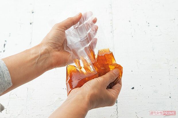 保存袋に調味料を入れて混ぜる　『下味冷凍 スピードおかず』（主婦と生活社）より　撮影／廣瀬靖士