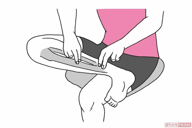（やり方）内くるぶしにあるすねの骨（脛骨）に沿ってグリグリと押してほぐす。少しずつ位置を変えて30秒から1分ほど、少し痛いと思うくらいでＯＫ。（効果）足の指の筋肉の8割をコントロールする神経は、すねの骨に沿った筋肉と癒着しやすく、指の力を弱らせる一因になっている。すねの周囲の筋肉をほぐすことで、足首の神経にかかる負担をやわらげ、足の親指を上げやすくすることができる。ただしアキレス腱の近くには血管や太い神経があるので、さわらないこと!