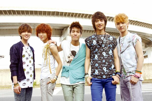 SHINeeのジョンヒョンさん（写真中央）