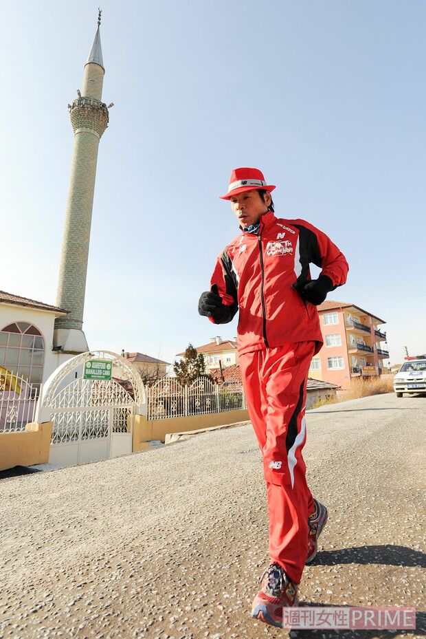 アースマラソンに挑戦する寛平。途中、闘病しながら完走を果たし、日本中を感動させた