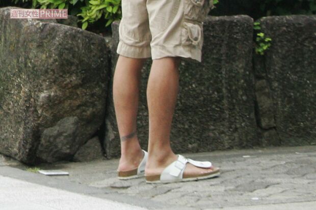 2006年6月、娘のプレスクール送迎に来た木村拓哉。足元には…