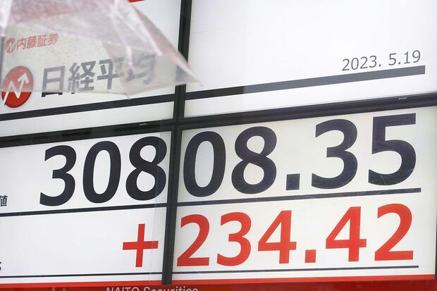 5月19日、日経平均株価を示すモニター。33年ぶり高値の3万808円!　写真/共同通信社