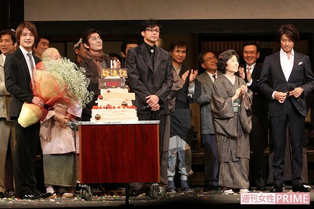 舞台『放浪記』2000回記念＆森光子の誕生日に、大先輩の東山紀之と近藤真彦と一緒に登壇した滝沢秀明（'09年5月）