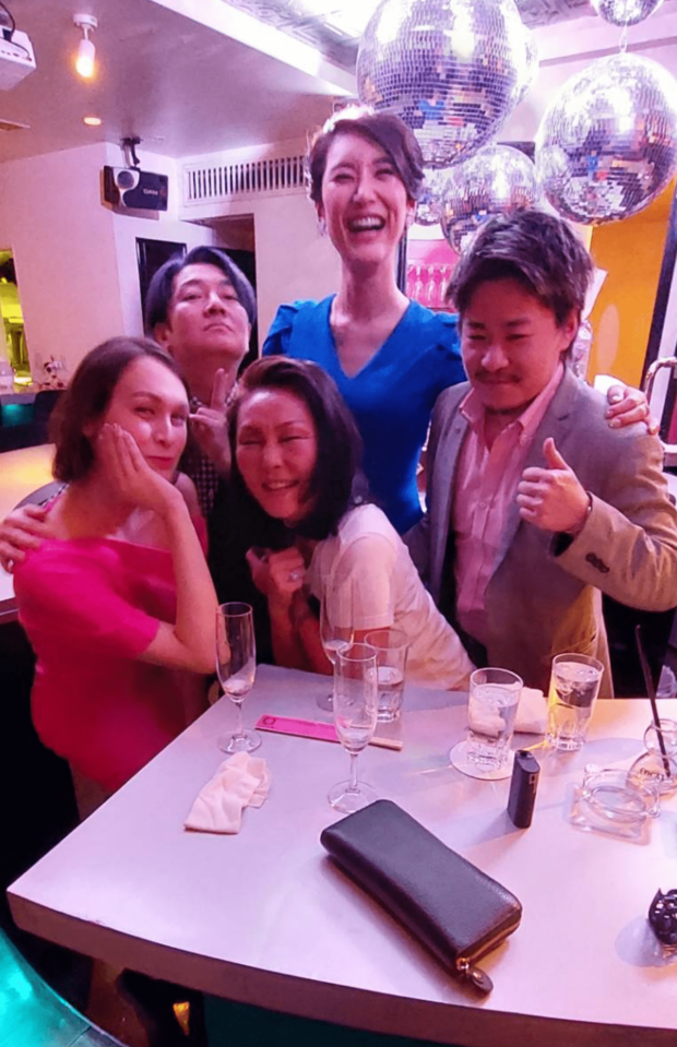 関内にあるミックスバー『O Room』さんへ。手を頬に当てている子はベースキャンプで生まれたときから知っている子です。女性になってびっくり!!