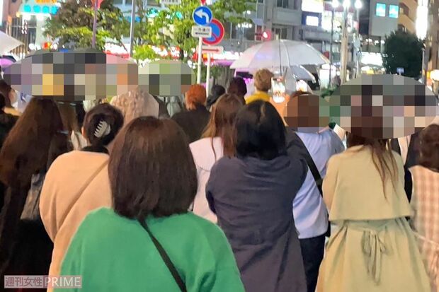 新しい地図のロケを一目見ようと殺到する人たち