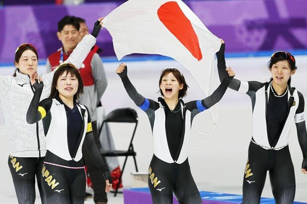 スピードスケート女子団体追い抜きで金の高木菜那、高木美帆、佐藤綾乃、菊池彩花（写真／共同通信）