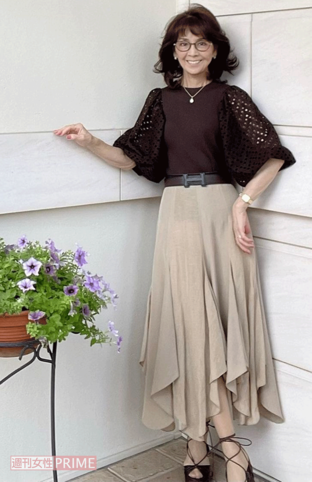 袖部分のボリュームとヒラヒラと動きの出るスカートも落ち着いた色味なら上品に（撮影／伊藤和幸）