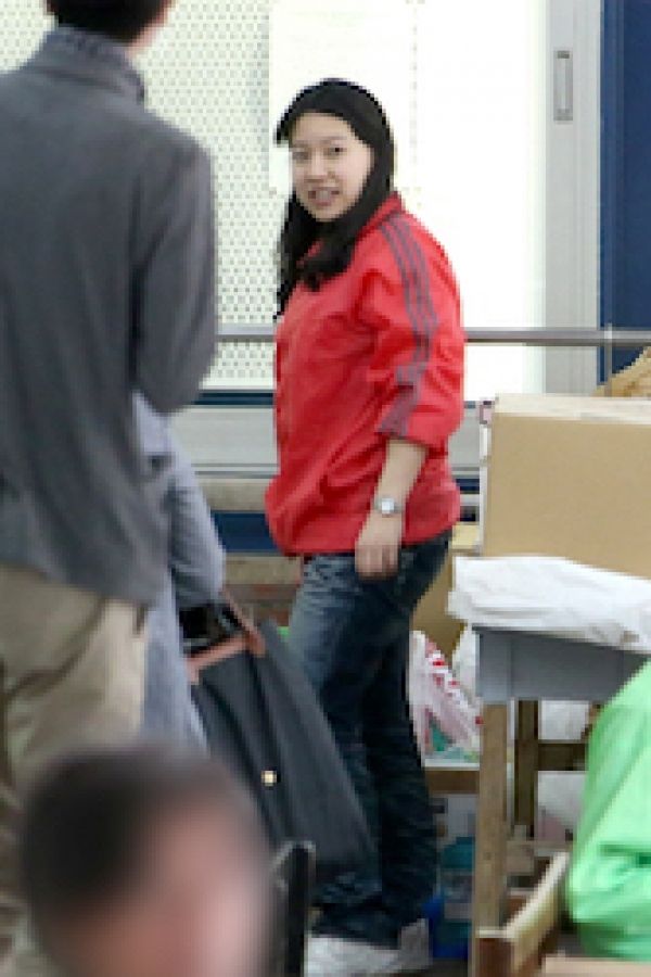  大学内の輪投げコーナーで、笑顔で子どもたちの相手をされていた絢子さま（4月17日）