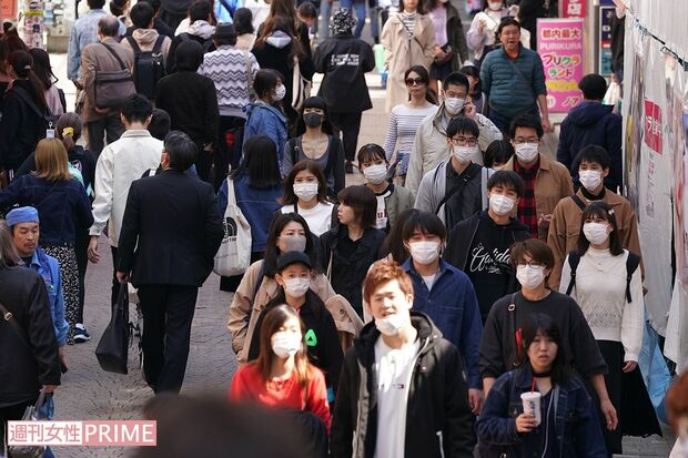 東京・原宿の竹下通りはマスク姿の買い物客が目立って
