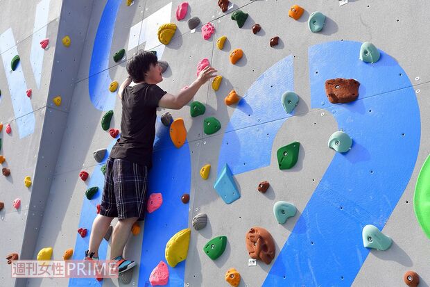 傾斜角度が異なる4タイプの壁、「課題」コースによって難易度を選べるボルダリング　撮影／渡邉智裕