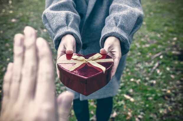 もっとも緊張するのが渡す瞬間…当然、恋が成就しないこともあります