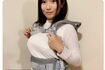 抱っこひもで胸を強調するポーズをとる斉藤ゆり氏(公式ツイッターより)