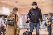 3月中旬、羽田空港に到着した岸部一徳と女性