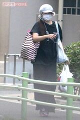 '13年、母親と住む都営住宅に同居していた時の石原真理子。変装した姿が近所で目立っていた