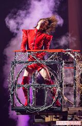 エナメルのホットパンツ＆ニーハイブーツで『限界突破×サバイバー』を熱唱（'19年）　撮影／廣瀬靖士