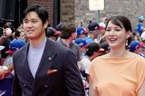 2025年7月16日（日本時間）、手をつないでレッドカーペットを歩く大谷翔平と真美子さん（共同通信社）