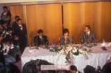 1989年12月31日、近藤真彦同席のもとで中森明菜は自殺未遂騒動を謝罪した