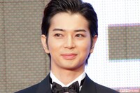 松本潤、ワイルドな“ヒゲ姿”の最新近影が「めっちゃ渋いイケオジ」嵐終了から4か月で進む“脱アイドル化…