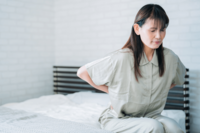 「目覚めが楽しみになる!」寝起きの腰、背中痛を高反発マットレスで解消する方法