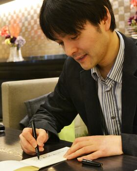 長岡弘樹さん◎ながおか・ひろき ’03年『真夏の車輪』で第25回小説推理新人賞受賞後、作家デビュー。『傍聞き』『教場』などベストセラーを多数上梓する。近著に『血縁』