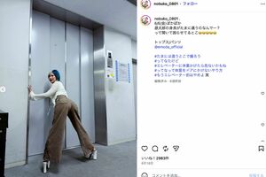 謎のポーズを決める「ぱーてぃーちゃん」信子（本人のInstagramより）