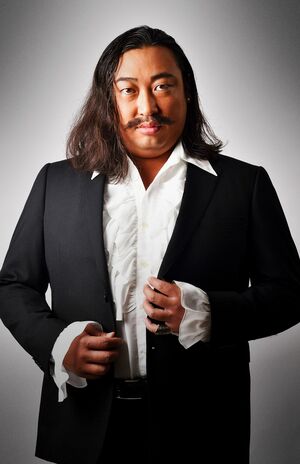 容疑者1：冴島響一郎。オペラ歌手。ホテルでディナーショーを行う予定だった。(c)テレビ東京