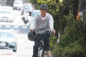 '12年二輪免許取得のための講習を受け、帰宅する錦戸亮