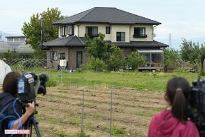 事件が起きた5月25日。容疑者が立てこもっている自宅の様子。手前は報道陣