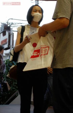 2016年、スタッフらしき男性と談笑する「のん」