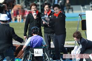 車イスの選手たちに力強いエールを送っていた3人。集まった観客は、なんと1万7000人（チケットは1時間で完売！）撮影／森田晃博