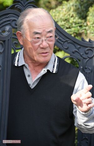 直撃を受ける張本勲。「喝！」を彷彿とさせる鋭い眼光をみせた（2019年）