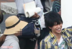 階段上キャストらに手を振る中島