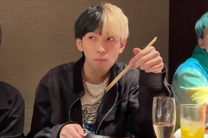 肘をついて食事をするヒカル（公式YouTubeより）