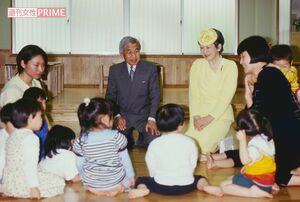 毎年『こどもの日』前後に児童施設を訪問されていた両陛下（'98年4月）