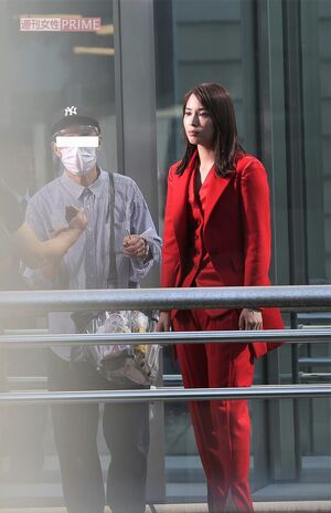 21年9月下旬、都内のオフィス街で大手メーカーのCM撮影をしていた広瀬アリス。立ち止まって様子を見学する人たちも