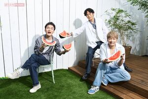 写真左から草なぎ剛、稲垣吾郎、香取慎吾 撮影/廣瀬靖士 ヘアメイク/金田順子(稲垣)、荒川英亮(草なぎ)、石崎達也(香取) スタイリスト/黒澤彰乃 衣装協力/レアセル/(株)タートル