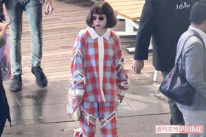 打ち上げを後にする、個性的な仲里依紗