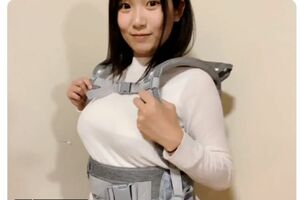抱っこひもで胸を強調するポーズをとる斉藤ゆり氏（公式ツイッターより）