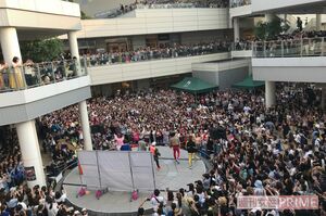 『U.S.A.』のリリースイベント。最初は人もまばらだったが、わずか3か月後にはこの人だかり（たまプラーザテラス）