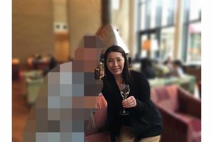 海外旅行を楽しむ平沼容疑者。隣には夫の姿も（SNSより）