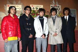 2010年、加治将樹が所属していたD-BOYSのメンバー。左から加治将樹、鈴木裕樹、柳下大、荒木宏文、山田悠介