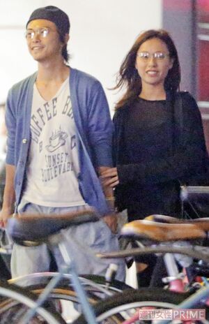 堂々と腕組みデートをしていた勝地涼と戸田恵梨香（2013年）