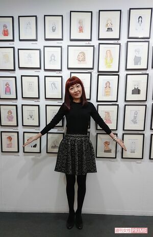 自身の原画を前に