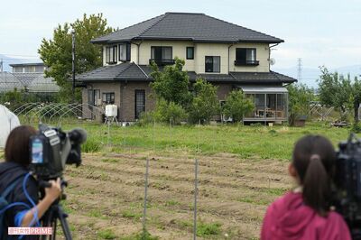事件が起きた5月25日。容疑者が立てこもっている自宅の様子。手前は報道陣