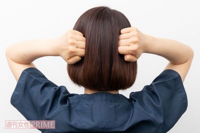 【STEP3】(1)両手でこぶしをつくって平らな面を耳の後ろにあて、圧をかけながら上から下に向かって10秒かけて小刻みに動かす