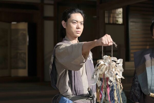 虎松は家康（阿部サダヲ）から万千代という名をもらい、草履番として仕え始める。(c)NHK