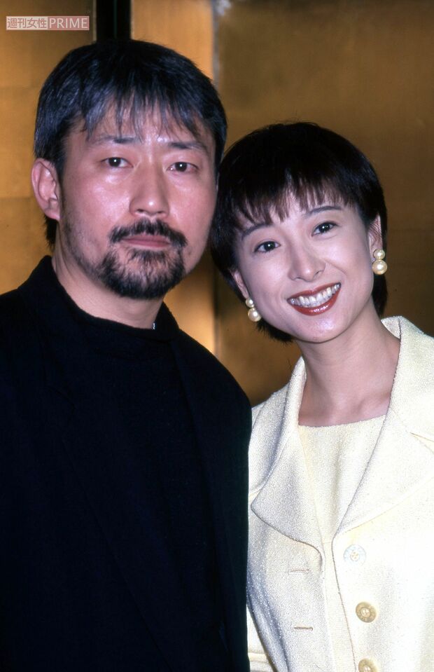 婚約会見で寄り添う河合奈保子と金原宣保