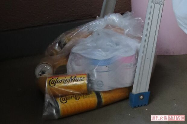容疑者宅ベランダには栄養補給ドリンクの空き缶も。ヒデさんの栄養バランスを考えたのかもしれない