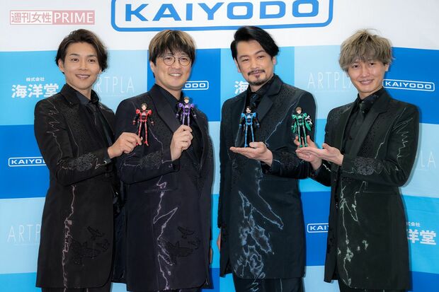 左から『純烈』白川裕次郎、酒井一圭、元メンバーの小田井涼平、後上翔太