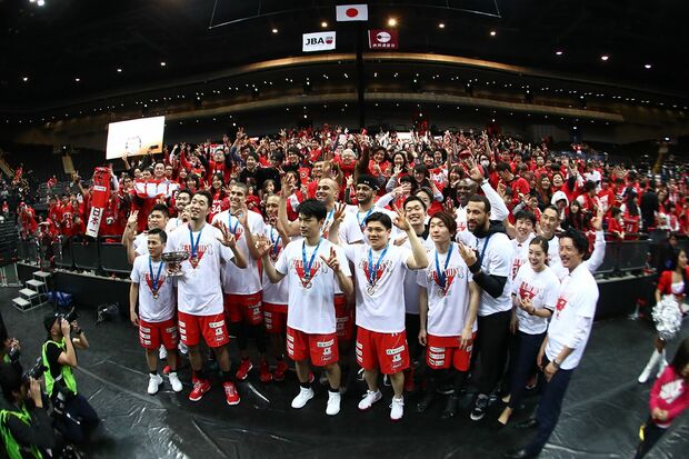 赤いTシャツを着たブースター（ファン）とともに天皇杯優勝の喜びを分かち合う千葉ジェッツふなばしの選手たち。今季Bリーグへの期待が高まる　(c)JBA